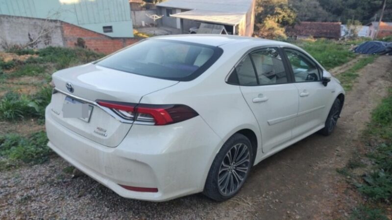 Sob efeito de crack, jovem agride próprio avô e foge com carro furtado