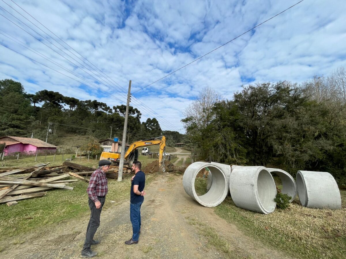 Prefeitura de Campo Alegre Substitui Pontes De Madeira Por Tubos De Concreto Na Localidade De Tijucume
