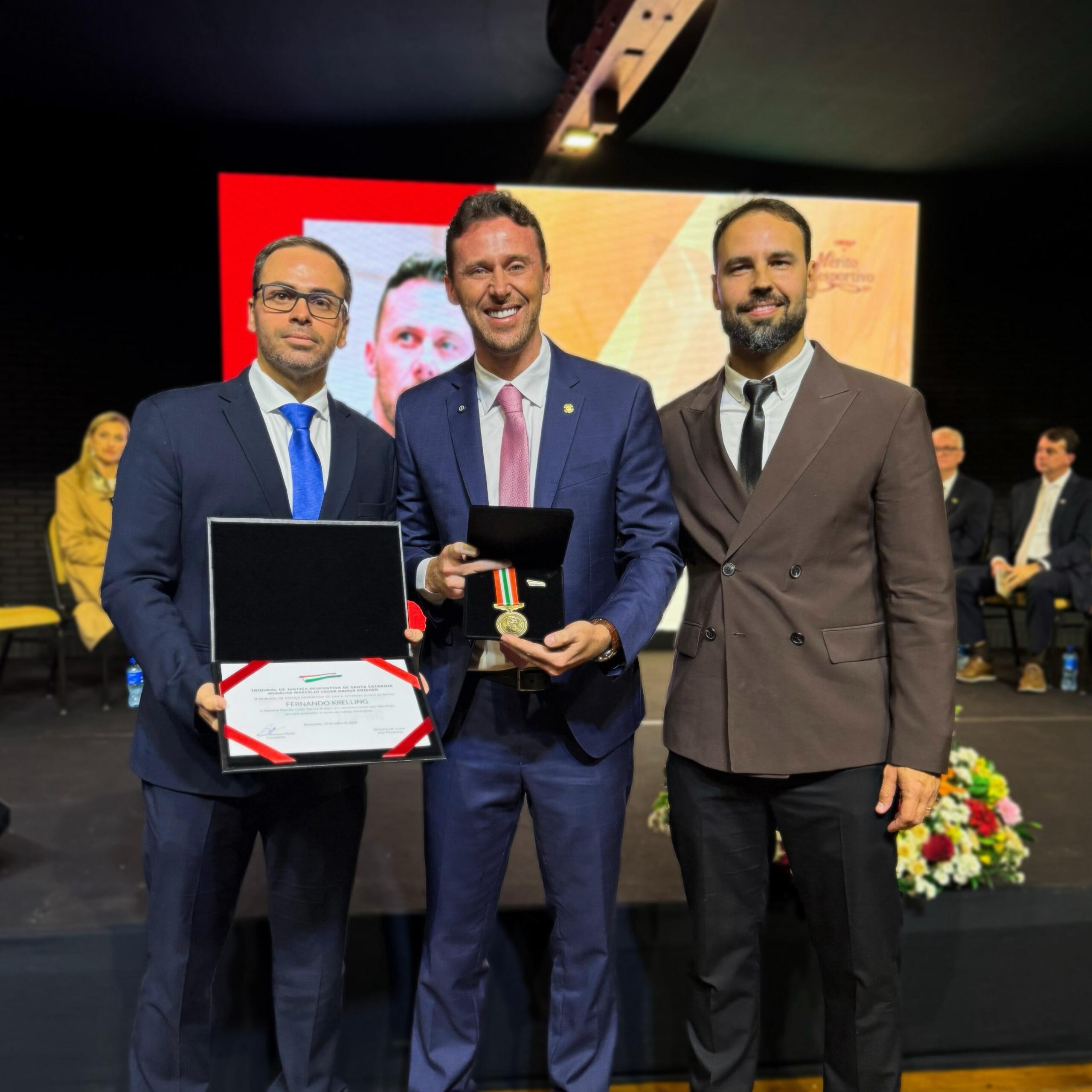 Deputado Fernando Krelling recebe a maior honraria do esporte catarinense em cerimônia realizada em Blumenau
