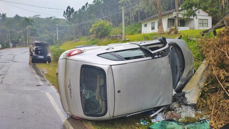 Motorista foge após colidir veículo contra poste, mas é interceptado pela PM em Jaraguá do Sul