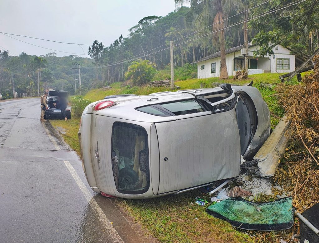Motorista foge após colidir veículo contra poste, mas é interceptado pela PM em Jaraguá do Sul
