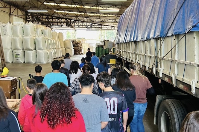 Adolescentes conhecem indústria de reciclagem e se inspiram com exemplos reais