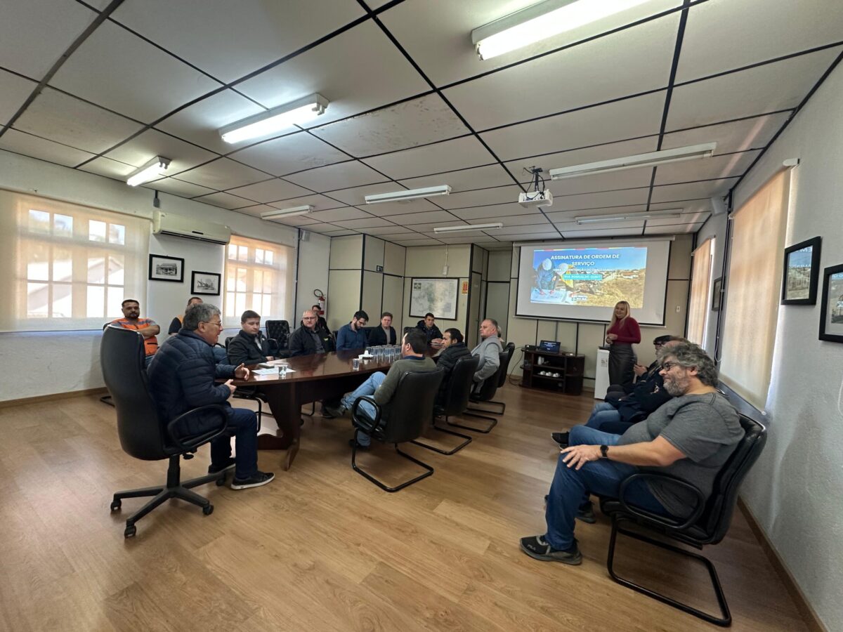 Prefeitura assina ordem de serviço para obra de contenção na rua Romualdo Quint