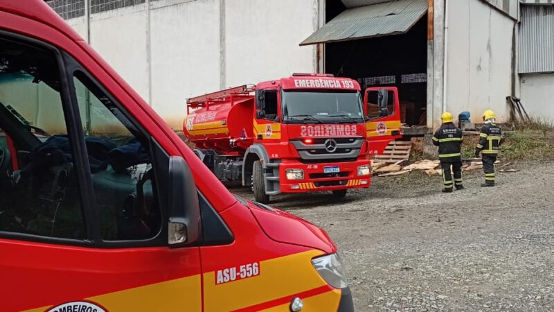 Incêndio atinge edificação industrial em Mafra e mobiliza Corpo de Bombeiros