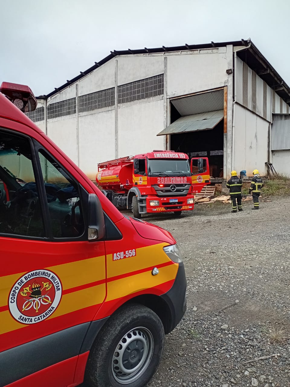 Incêndio atinge edificação industrial em Mafra e mobiliza Corpo de Bombeiros