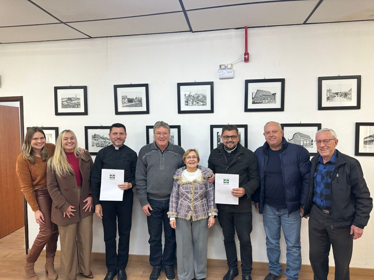 Administração municipal realiza café da manhã em homenagem aos padres Luciano Toller e Fábio Bosco