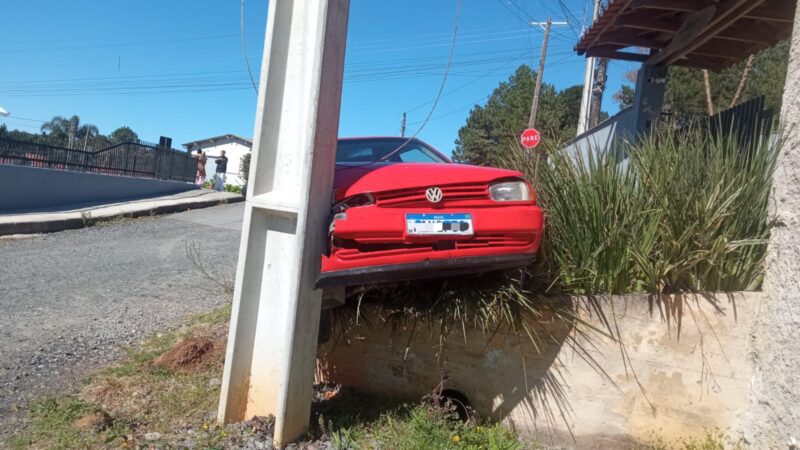 Jovem fica ferido após carro colidir contra poste no bairro Mato Preto, em São Bento do Sul