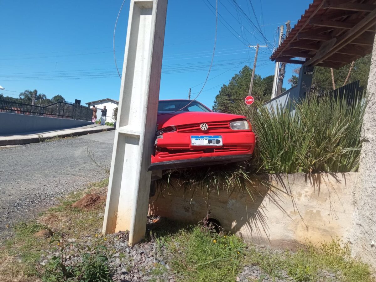 Jovem fica ferido após carro colidir contra poste no bairro Mato Preto, em São Bento do Sul