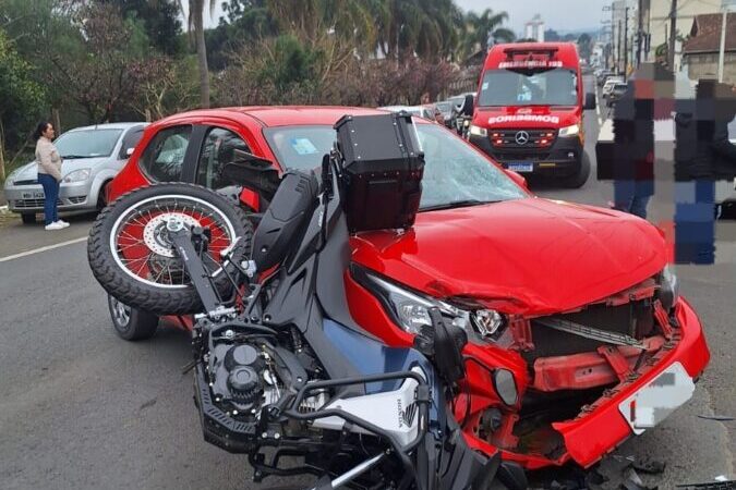 Homem fica ferido após colisão entre carro e moto no Centro de Canoinhas