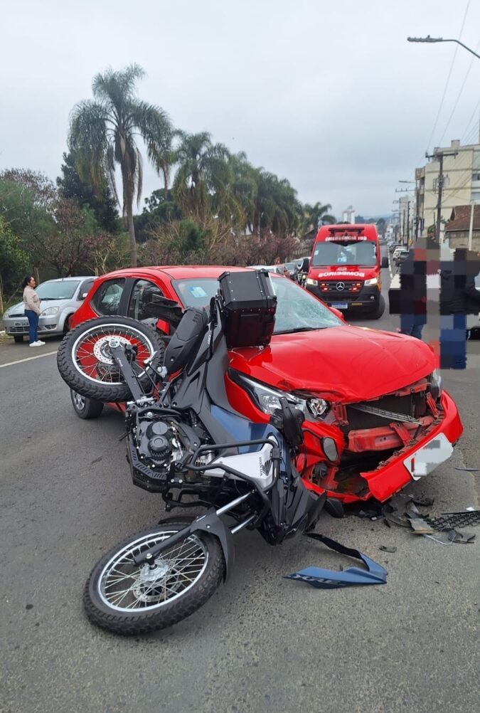 Homem fica ferido após colisão entre carro e moto no Centro de Canoinhas