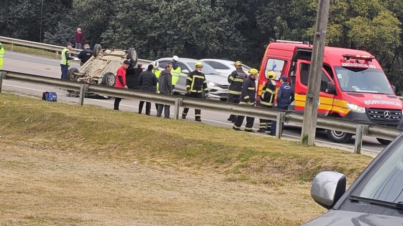 Colisão seguida de capotamento mobiliza equipes de resgate na BR-116 em Mafra