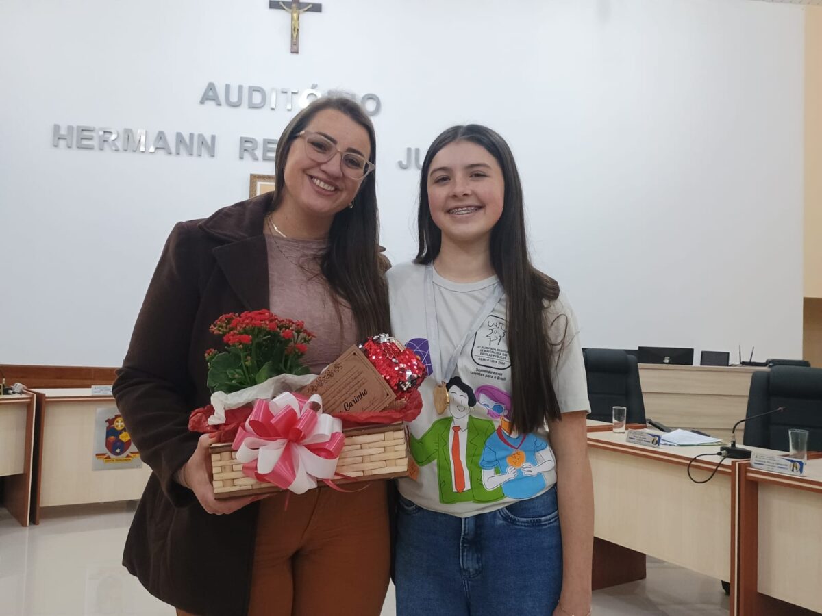 Vereadora Marília Donadeli Pavoski Solicita Ampliação do Cemitério e Homenageia Aluna Medalhista em Olimpíada de Matemática