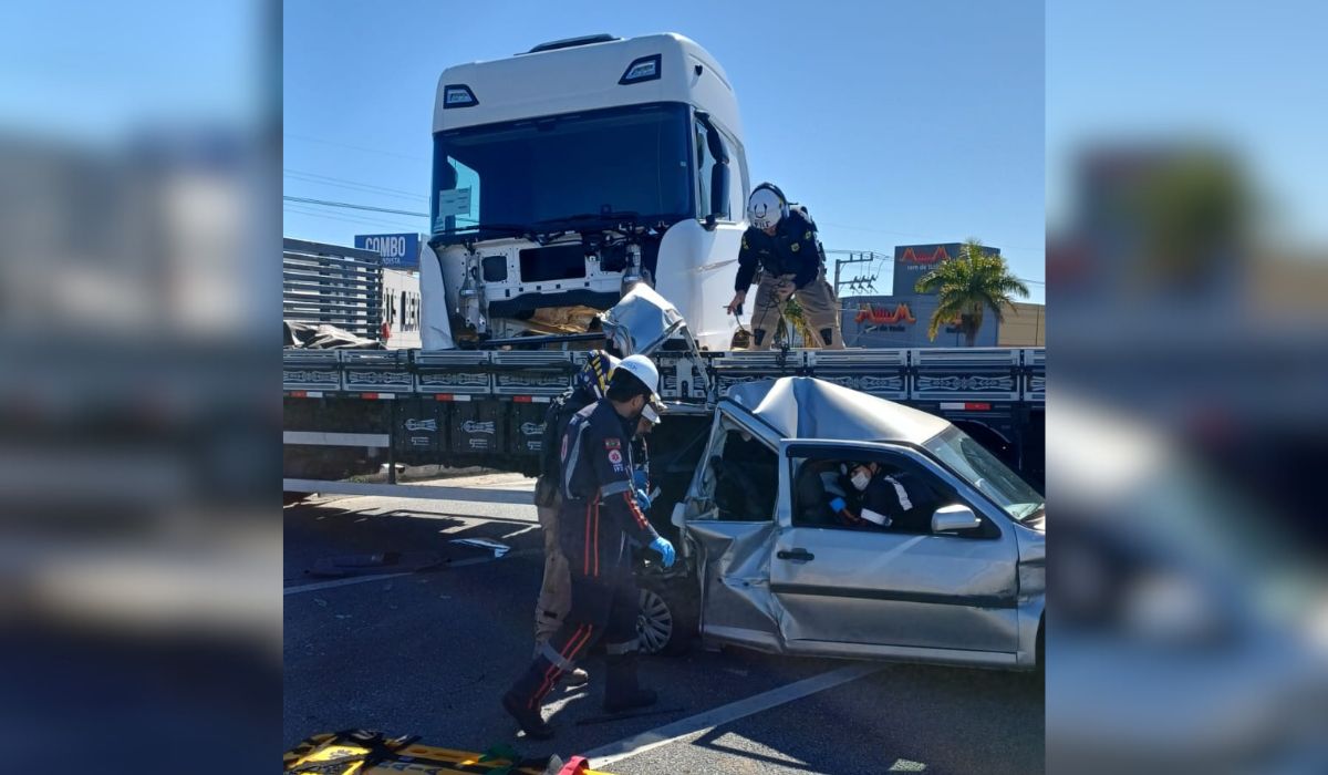 Acidente entre São José e Palhoça deixa motorista gravemente ferido e interdita BR-101