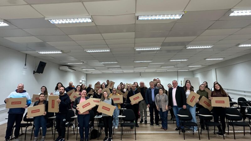 São Bento do Sul entrega notebooks a professores e reforça compromisso com a educação de qualidade