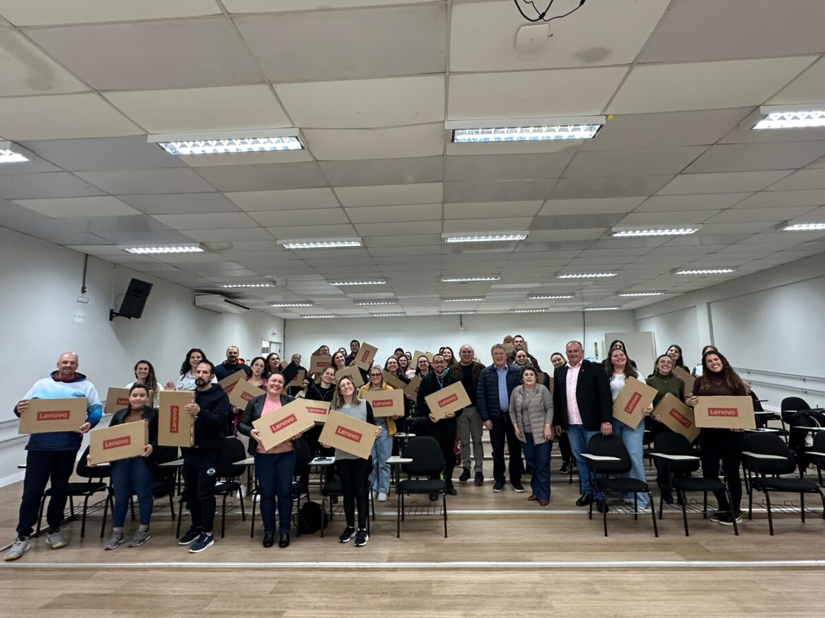 São Bento do Sul entrega notebooks a professores e reforça compromisso com a educação de qualidade