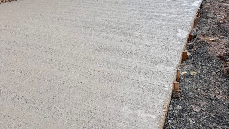 Mais um trecho da Estrada Rio Negro está sendo concretado