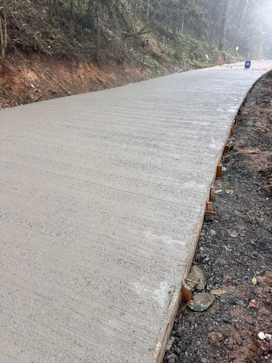 Mais um trecho da Estrada Rio Negro está sendo concretado
