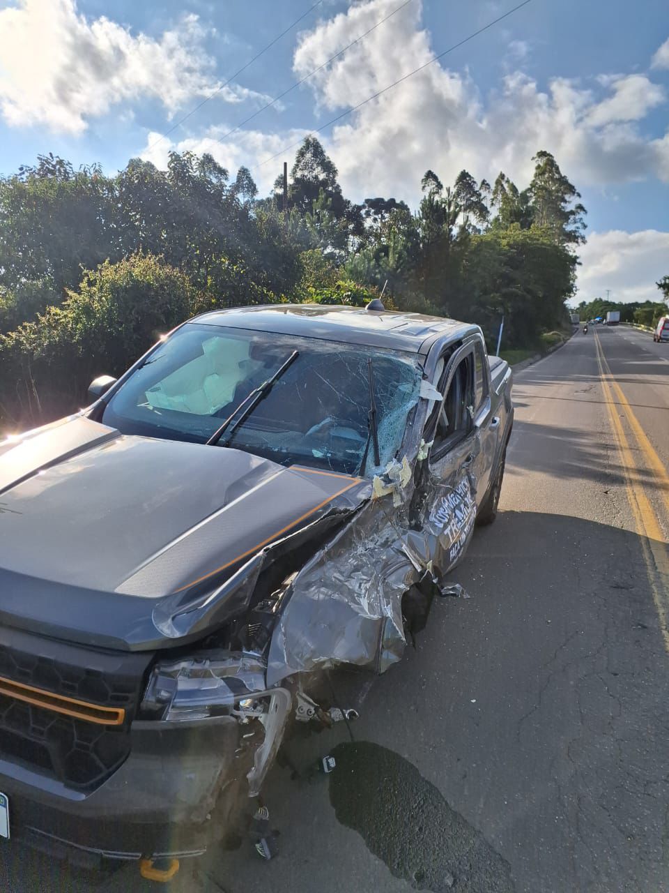 Colisão entre carro e caminhão deixa uma pessoa ferida na BR-280 em São Bento do Sul