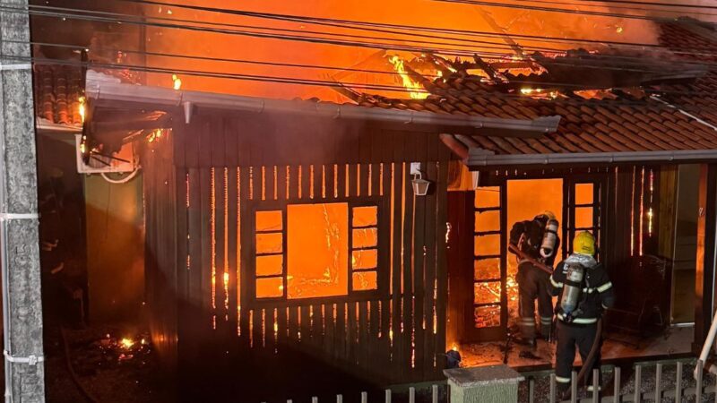 Incêndio em Itapema deixa morador ferido e mobiliza resgate de cachorro e galinhas