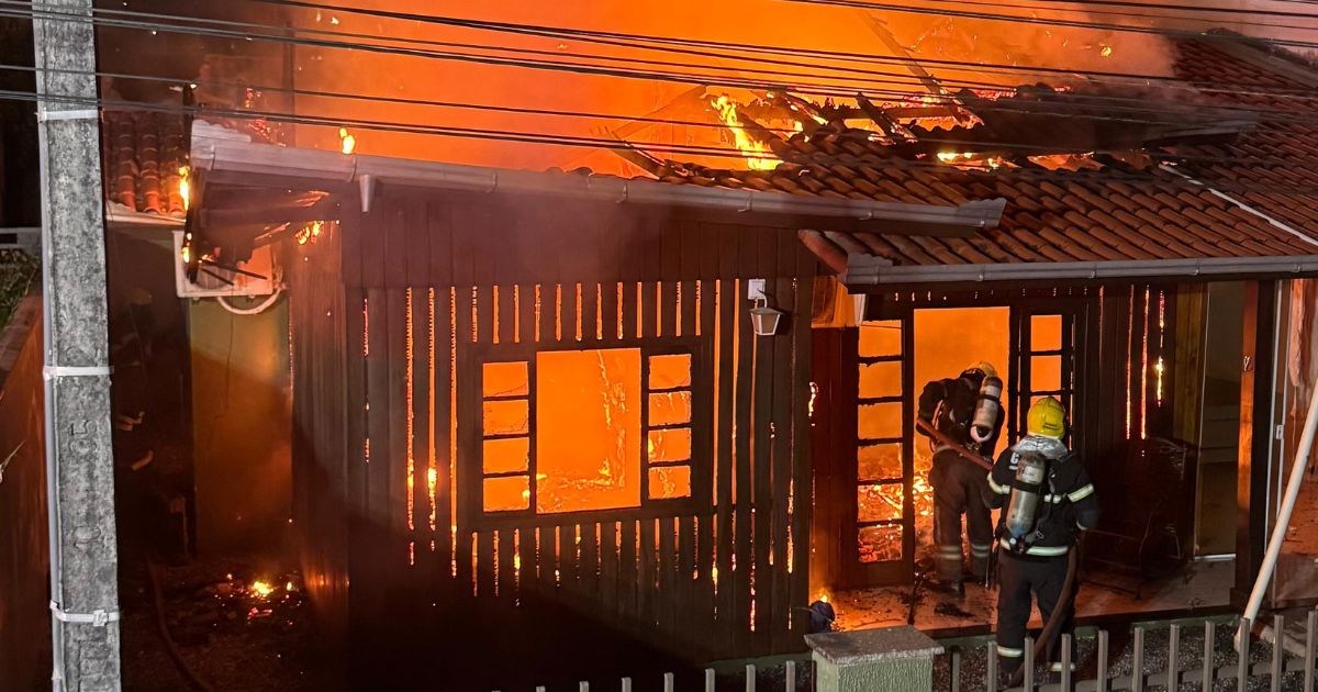 Incêndio em Itapema deixa morador ferido e mobiliza resgate de cachorro e galinhas