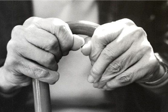 Filho e nora são presos por espancar idosa de 87 anos e controlar aposentadoria dela em SC