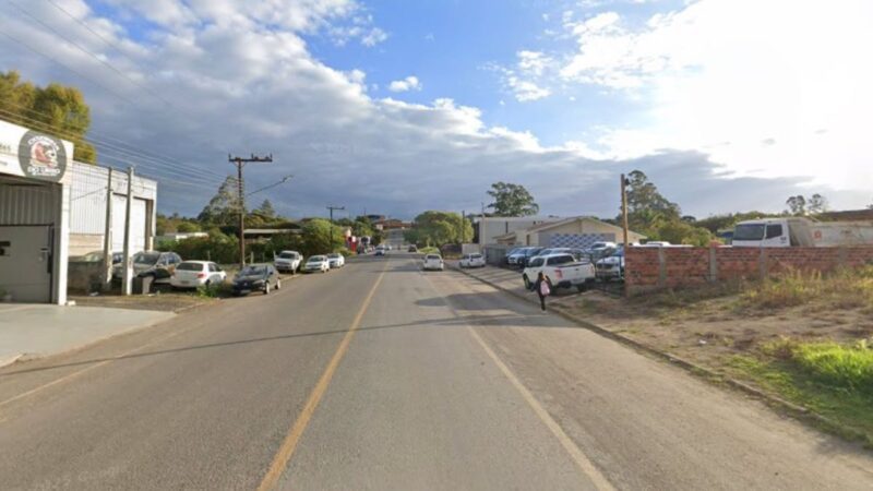 Briga em posto de SC vira cena de terror: mulher é golpeada com foice no meio da rua