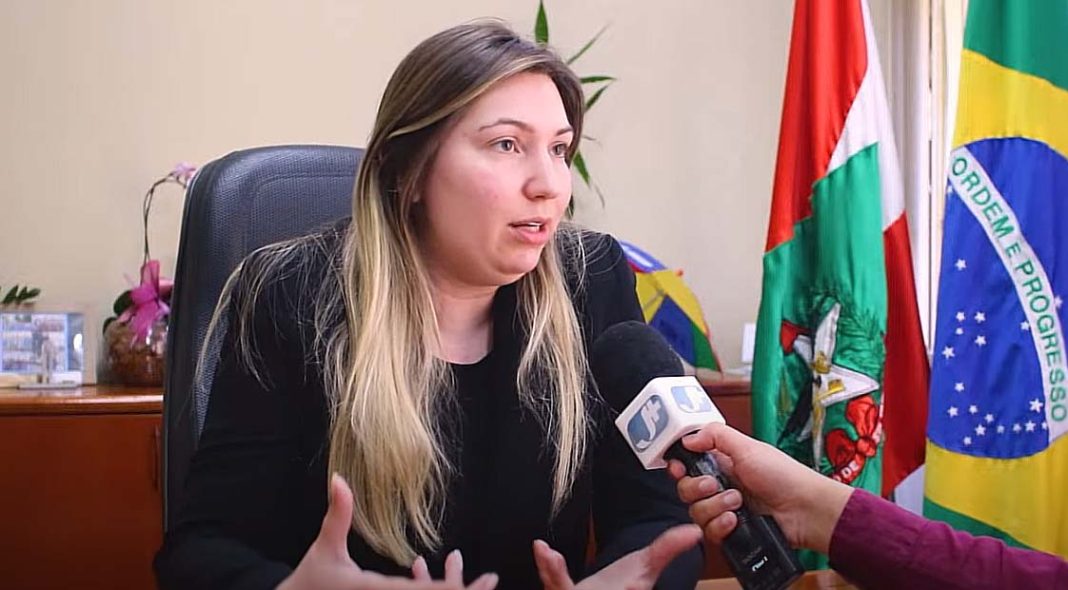 JUSTIÇA ELEITORAL DETERMINA EXCLUSÃO DE CONTEÚDO QUE TENTAVA LIGAR JULIANA MACIEL À OPERAÇÃO “PÃO E CIRCO” - primeira página sc