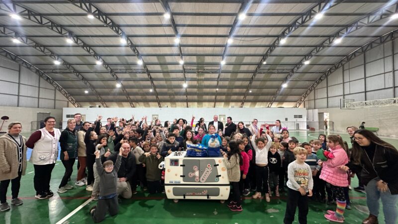 Prefeitura entrega laboratórios móveis para mais duas escolas municipais