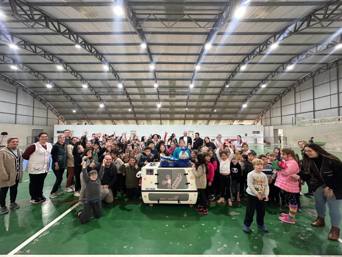 Prefeitura entrega laboratórios móveis para mais duas escolas municipais