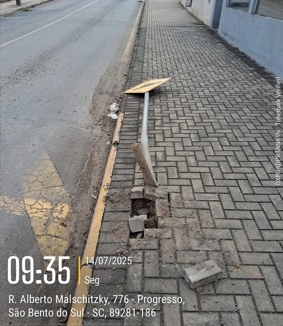 Placas de sinalização danificadas por colisões geram riscos e prejuízos à população