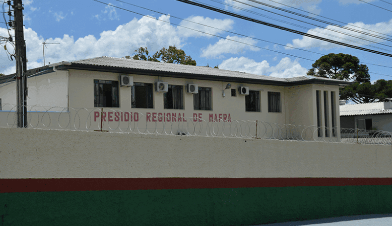 Professora é flagrada tentando levar eletrônicos e fumo para dentro de presídio