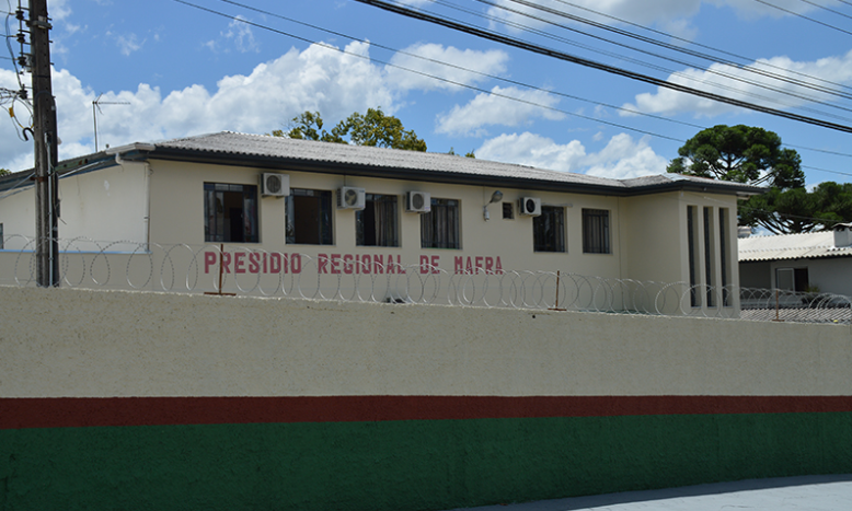 Professora é flagrada tentando levar eletrônicos e fumo para dentro de presídio