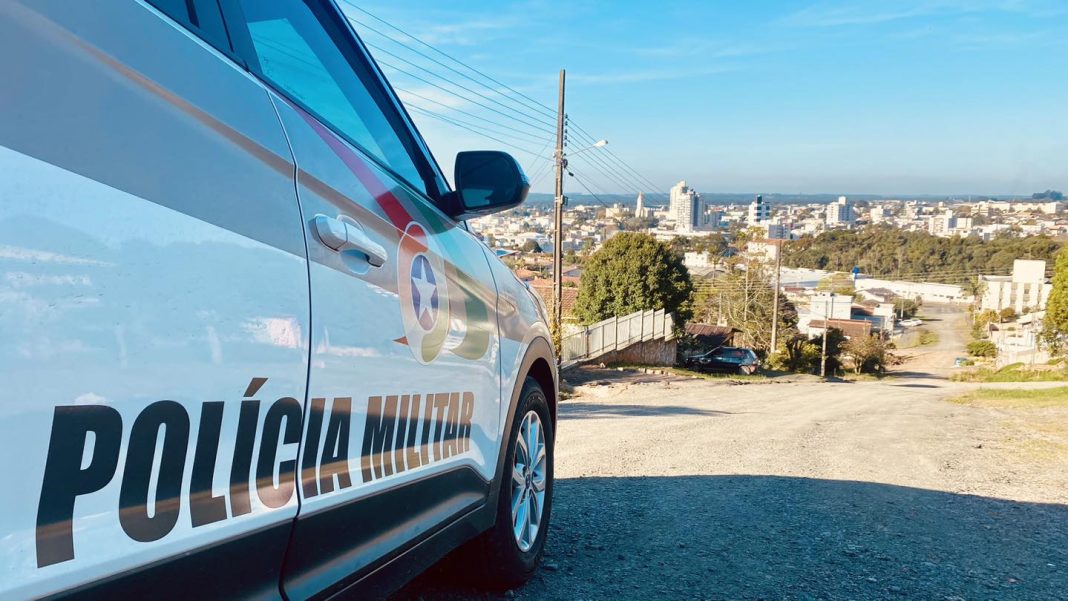 Após quase bater carro em viatura, motorista é flagrado com maconha