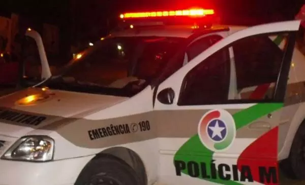 Homem agride namorada durante confraternização e é detido pela PM