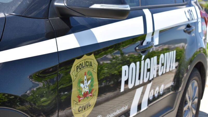 Polícia Civil investiga homem que “jogou” carro contra casa da ex-companheira