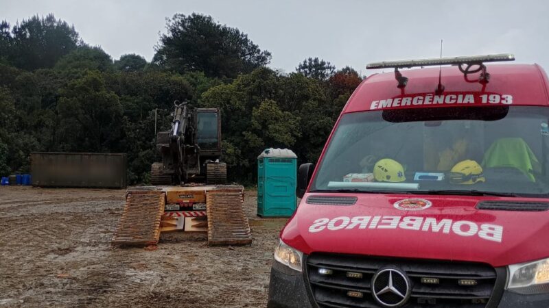 Operário fica ferido após queda de plataforma de caminhão em Rio Negrinho