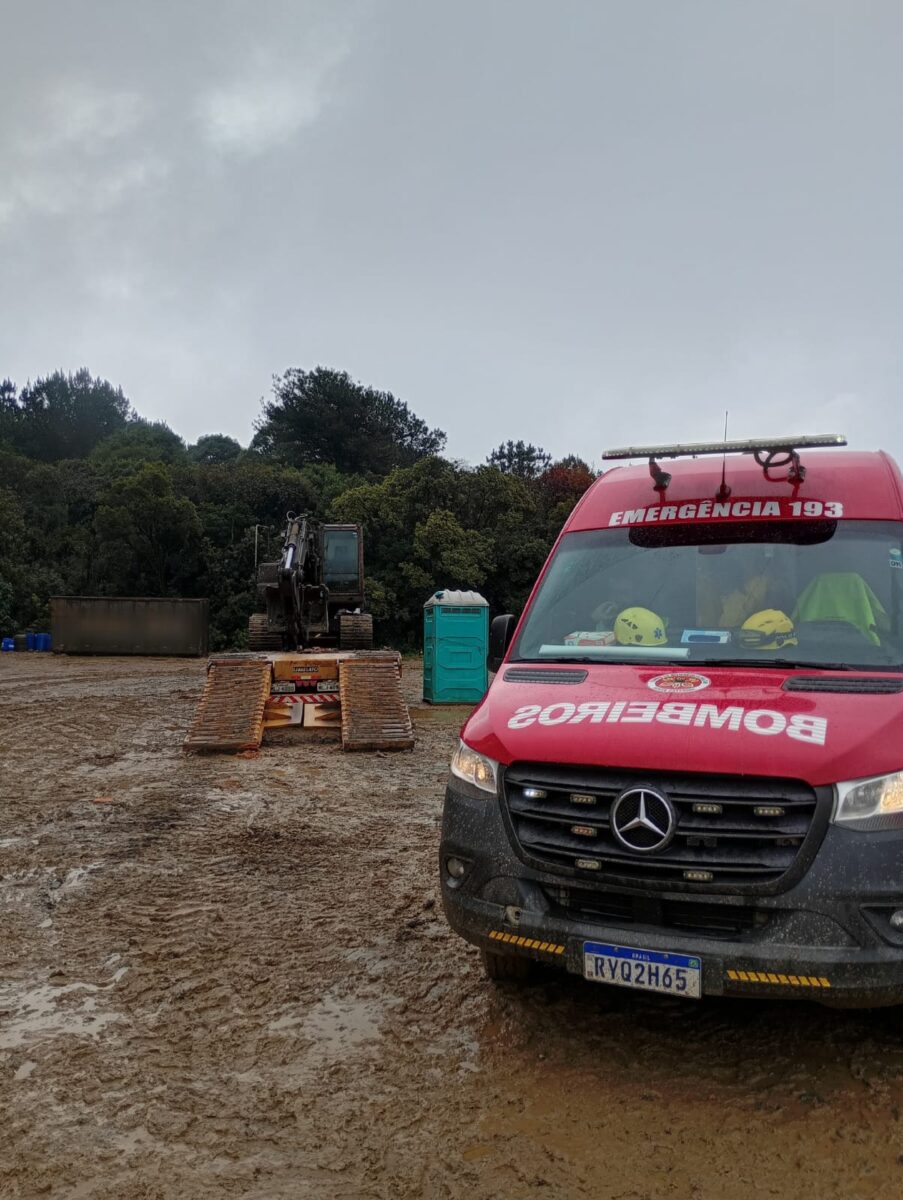 Operário fica ferido após queda de plataforma de caminhão em Rio Negrinho