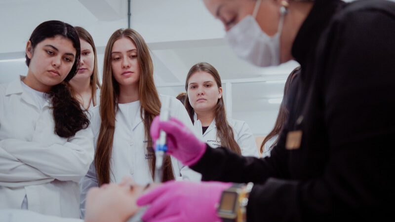 Santa Catarina pretende formar mais de 28 mil profissionais da Saúde nos próximos anos pelo programa Universidade Gratuita