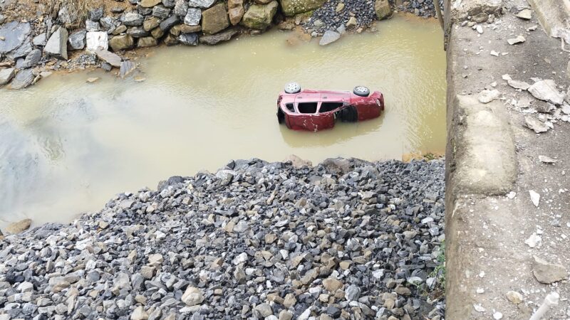Veículo cai em rio na SC-350 e três pessoas são resgatadas com ferimentos leves em Ituporanga
