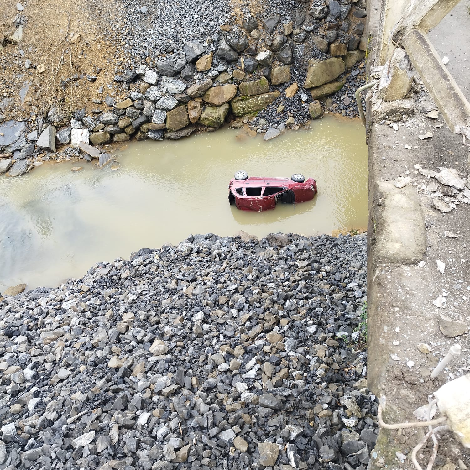 Veículo cai em rio na SC-350 e três pessoas são resgatadas com ferimentos leves em Ituporanga