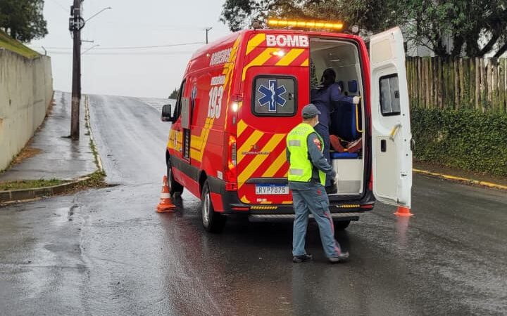 Colisão entre moto e carro deixa dois jovens feridos em São Bento do Sul