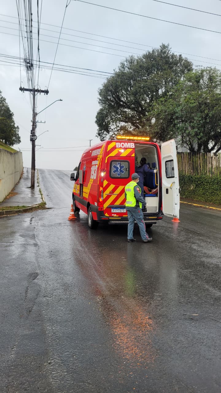 Colisão entre moto e carro deixa dois jovens feridos em São Bento do Sul