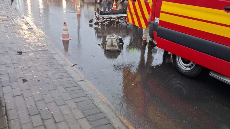 Colisão entre carro e motocicleta deixa jovem ferida em São Bento do Sul