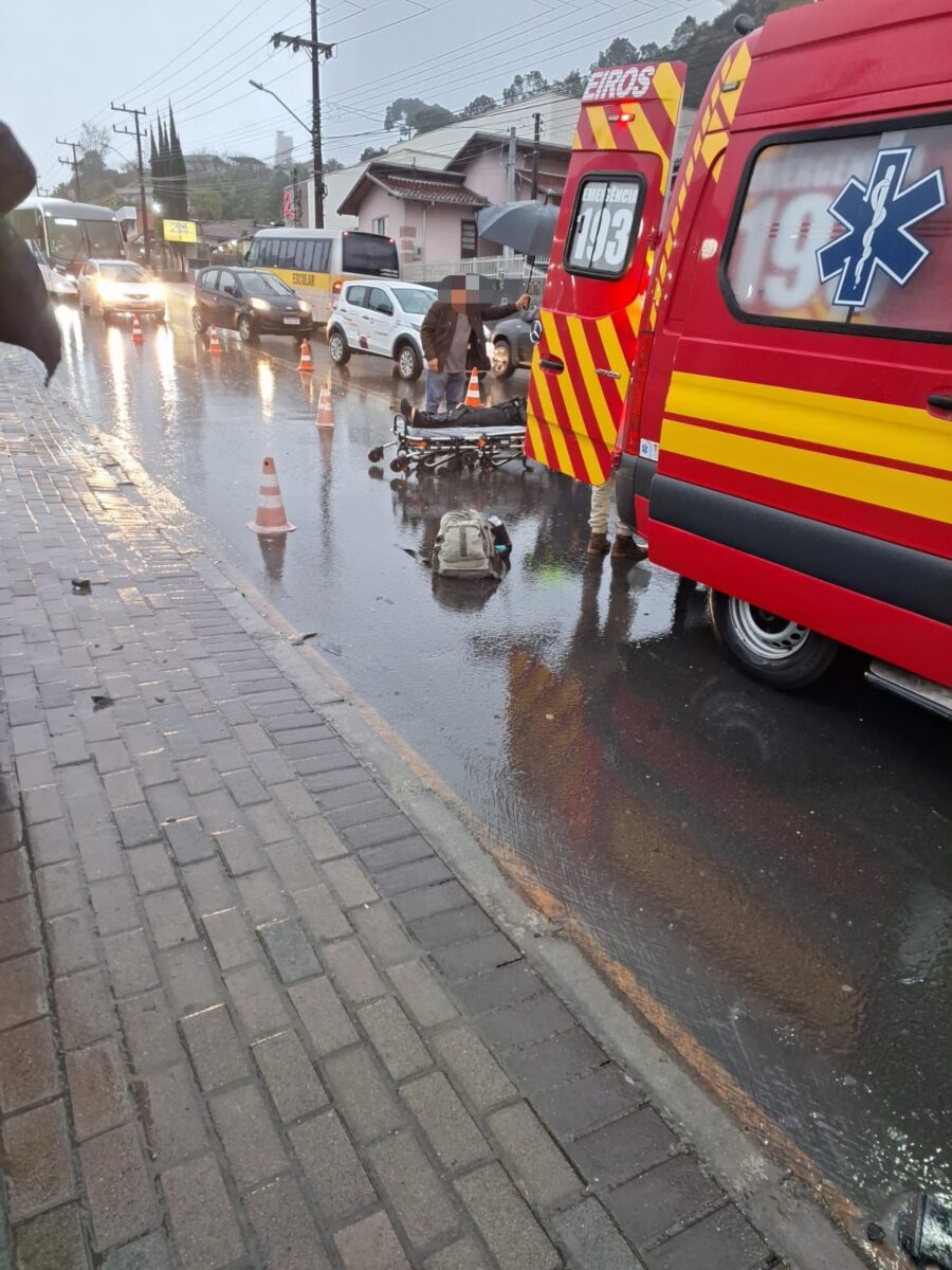 Colisão entre carro e motocicleta deixa jovem ferida em São Bento do Sul