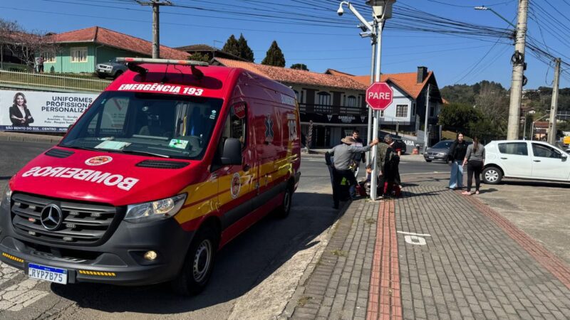 Menino de 11 anos fica ferido em acidente entre carro e moto em São Bento do Sul