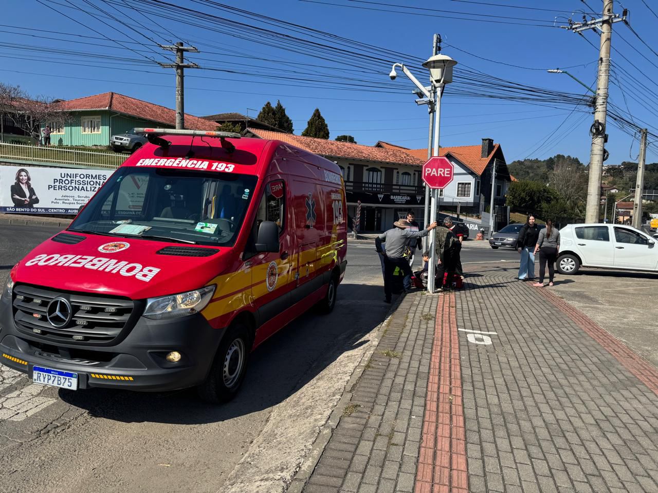 Menino de 11 anos fica ferido em acidente entre carro e moto em São Bento do Sul