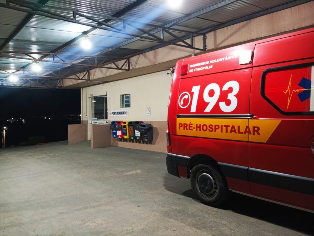 Jovem tem casa invadida e pede ajuda após ser açoitado por dois homens