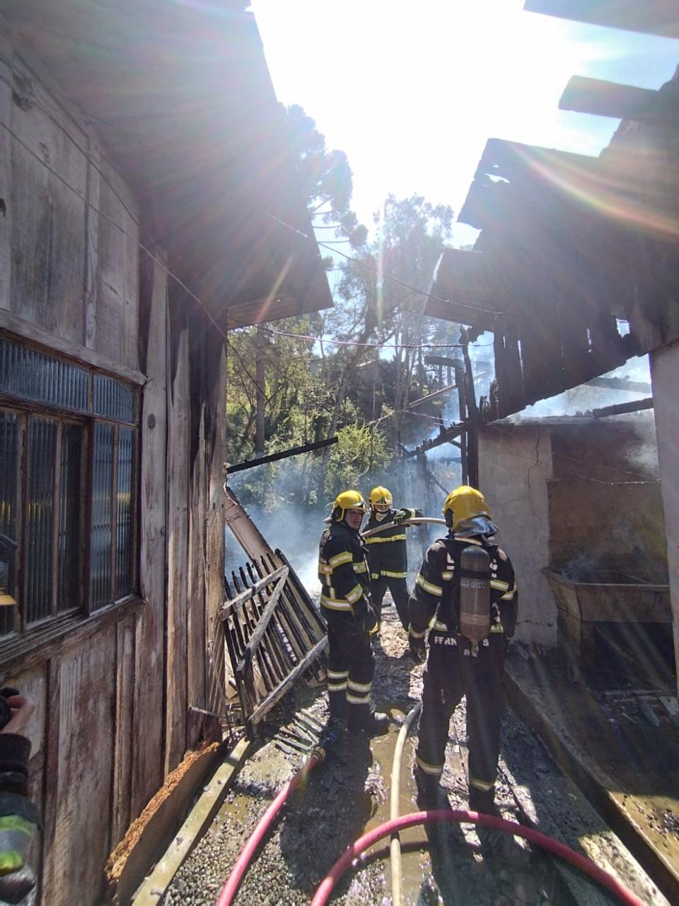 Incêndio em residência deixa uma vítima fatal em São Bento do Sul