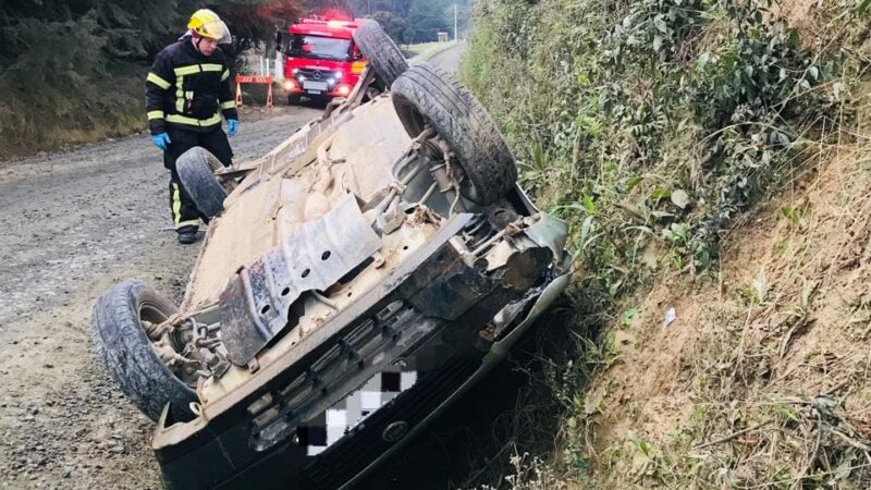 Capotamento é registrado na Estrada Geral São Lourenço em Mafra