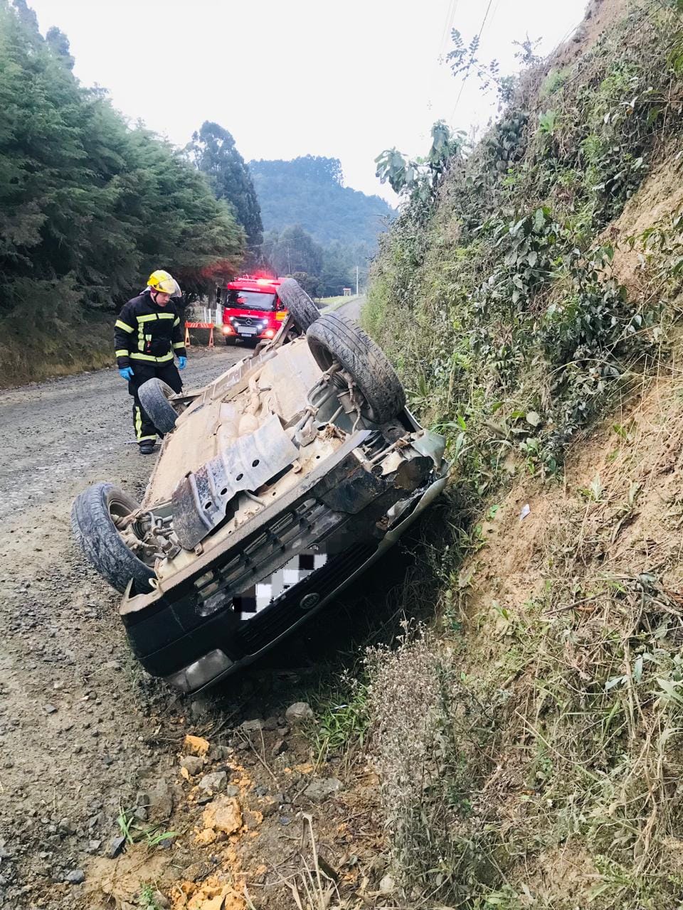 Capotamento é registrado na Estrada Geral São Lourenço em Mafra